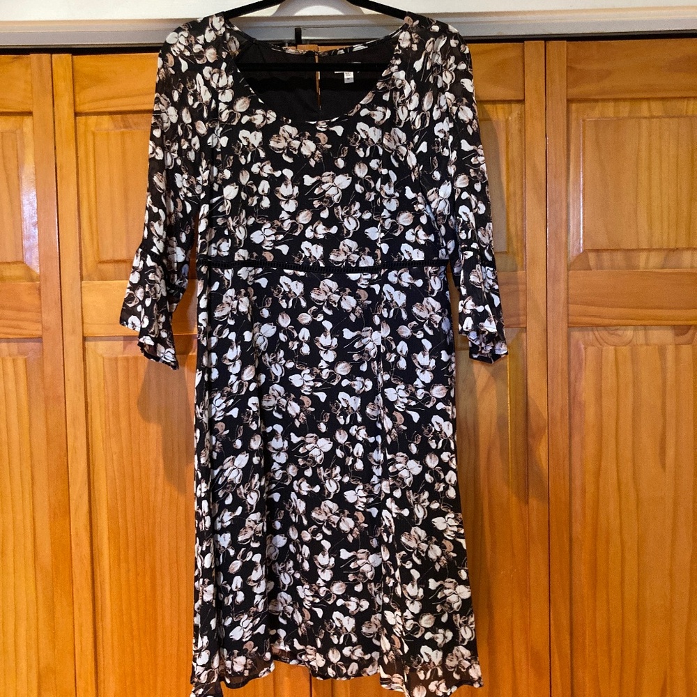 Garnet Hill 100% Silk Foral Scoop Neck Midi Dress in Black, Cream, Blush. Size 8